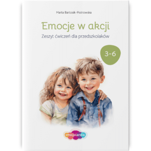 Okładka zeszytu ćwiczeń dla przedszkolaków „Emocje w akcji” autorstwa Marty Bartosik-Piotrowskiej. Ilustracja przedstawia uśmiechnięte dzieci – dziewczynkę i chłopca w wieku przedszkolnym. Na okładce znajduje się informacja, że zeszyt ćwiczeń jest przeznaczony dla dzieci w wieku 3-6 lat. Na dole umieszczone jest logo „Emocjolandia”.