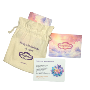 Karty Mindfulness dla dzieci – zestaw 54 kart z ćwiczeniami uważności, zapakowany w praktyczny bawełniany woreczek. Karty oferują różnorodne ćwiczenia wspierające rozwój koncentracji, relaksację i świadomość emocji, takie jak „Spacer po wspomnieniach”. Idealne narzędzie dla rodziców, nauczycieli i terapeutów do wspierania dzieci w rozwijaniu inteligencji emocjonalnej i umiejętności skupienia. Karty są atrakcyjne wizualnie i przyjazne dla dzieci w różnym wieku